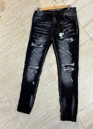 VAQUERO JEAN NEGRO DESGASTADO CON DETALLES PINTADOS