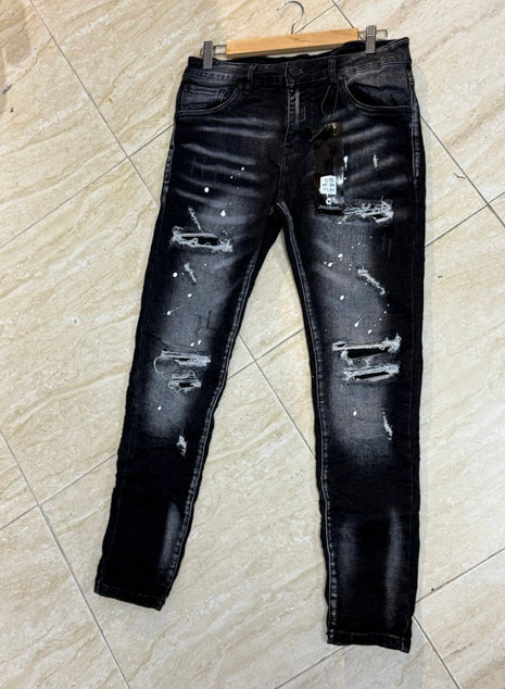 VAQUERO JEAN NEGRO DESGASTADO CON DETALLES PINTADOS