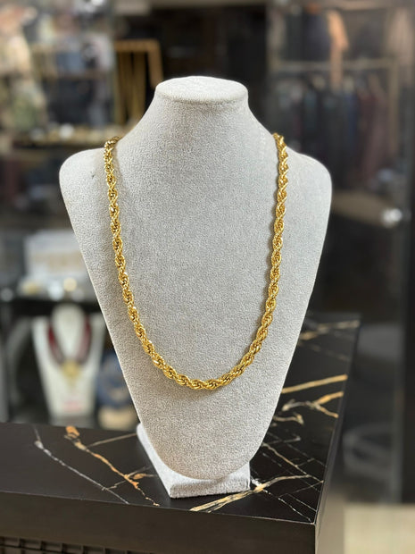 CADENA DORADA TRENZADA GRUESA Y CORTA – ESTILO IMPACTANTE