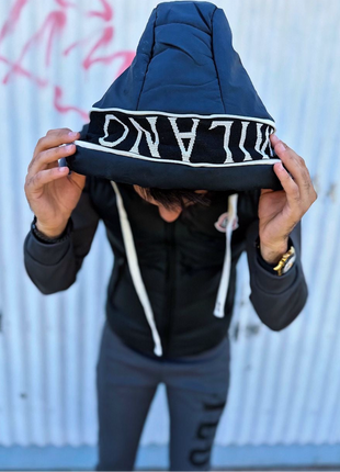 CHALECO NEGRO ACOLCHADO CON CAPUCHA Y LOGO MILANO