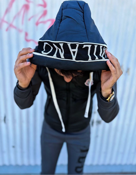 CHALECO NEGRO ACOLCHADO CON CAPUCHA Y LOGO MILANO