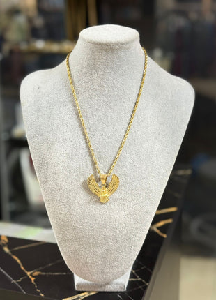 CADENA DORADA TRENZADA CON DIJE DE HALCÓN - CORTA – PODER Y ESTILO