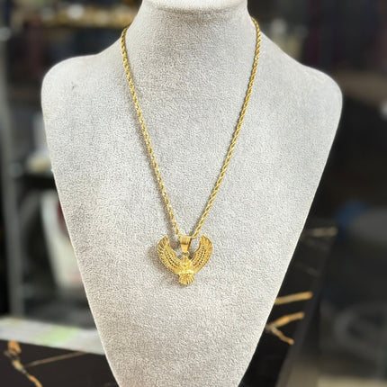 CADENA DORADA TRENZADA CON DIJE DE HALCÓN - CORTA – PODER Y ESTILO