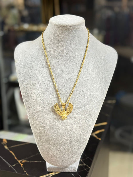 CADENA DORADA TRENZADA CON DIJE DE HALCÓN - CORTA – PODER Y ESTILO