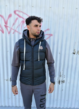 CHALECO NEGRO ACOLCHADO CON CAPUCHA Y LOGO MILANO