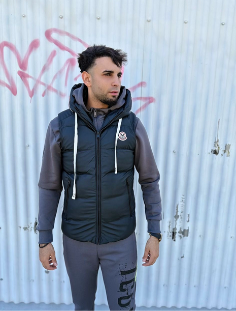 CHALECO NEGRO ACOLCHADO CON CAPUCHA Y LOGO MILANO