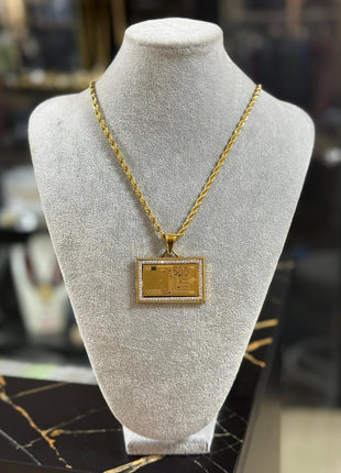 CADENA DORADA TRENZADA CON DIJE DE BILLETE 500 € – ESTILO ÚNICO Y EXCLUSIVO