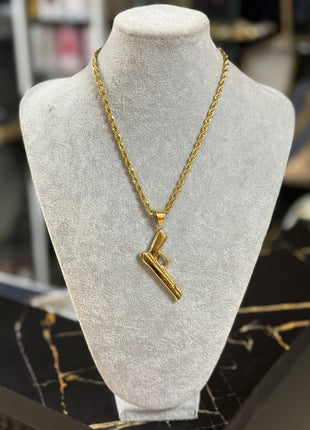 CADENA DORADA TRENZADA FINA Y CORTA CON DIJE PISTOLA DORADA – ESTILO URBANO